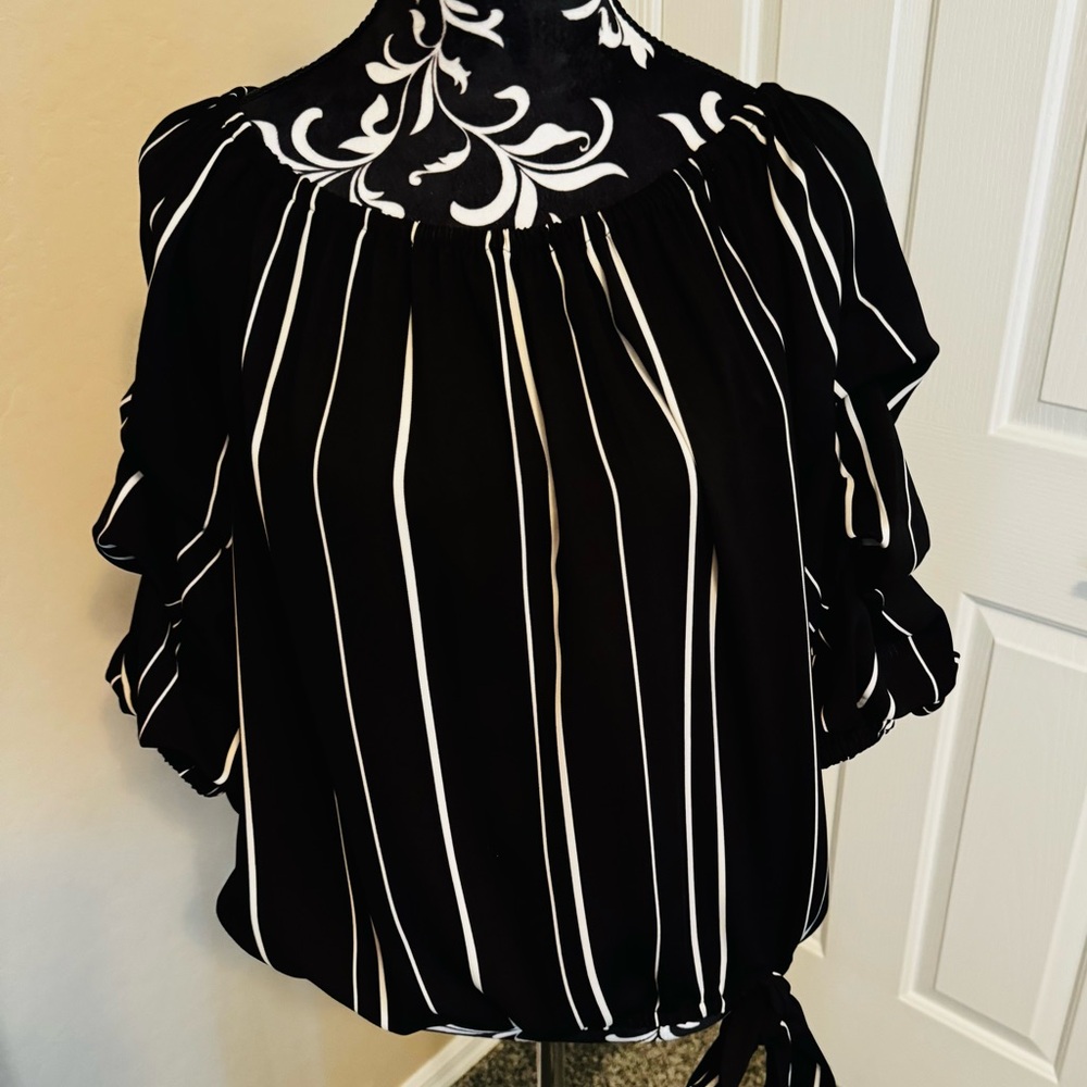 Women’s Vince Camuto 3/4 sleeve top.